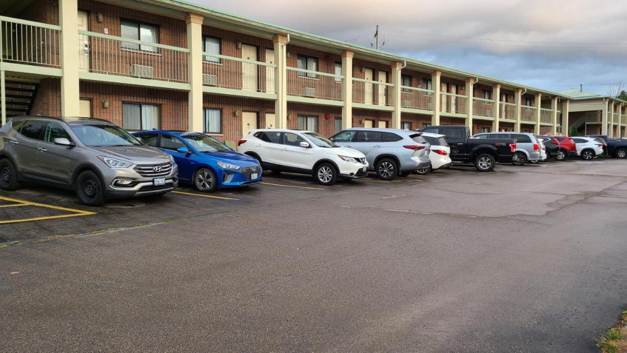 Quality Inn & Suites 1000 Islands Gananoque Exterior photo