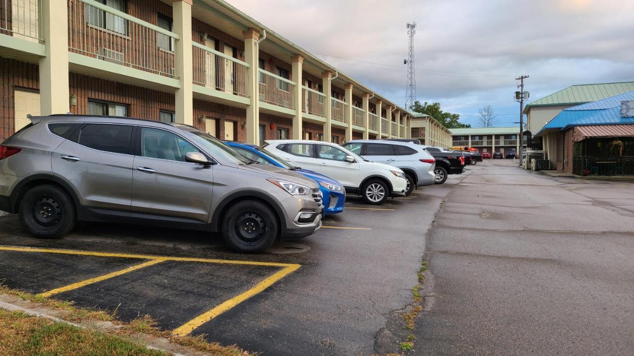 Quality Inn & Suites 1000 Islands Gananoque Exterior photo